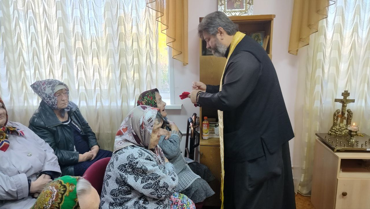 Священник пришел со словом Божьим в Дом престарелых