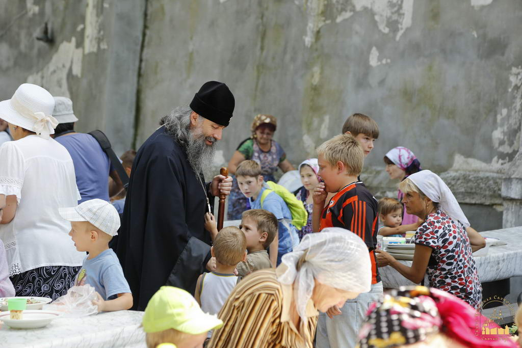 Беженцам на территории России помогают 43 епархии