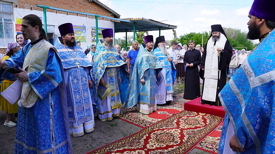 Божественная литургия и крестный ход в селе Корнеевка