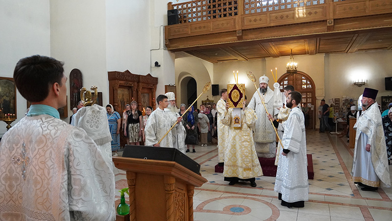 Епископ Варфоломей совершил Божественную литургию и панихиду в Свято-Троицком кафедральном соборе г.Балаково