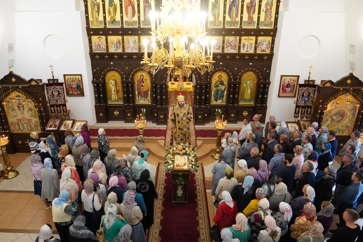 Епископ Варфоломей совершил Божественную литургию в храме в честь Рождества Христова г. Балаково
