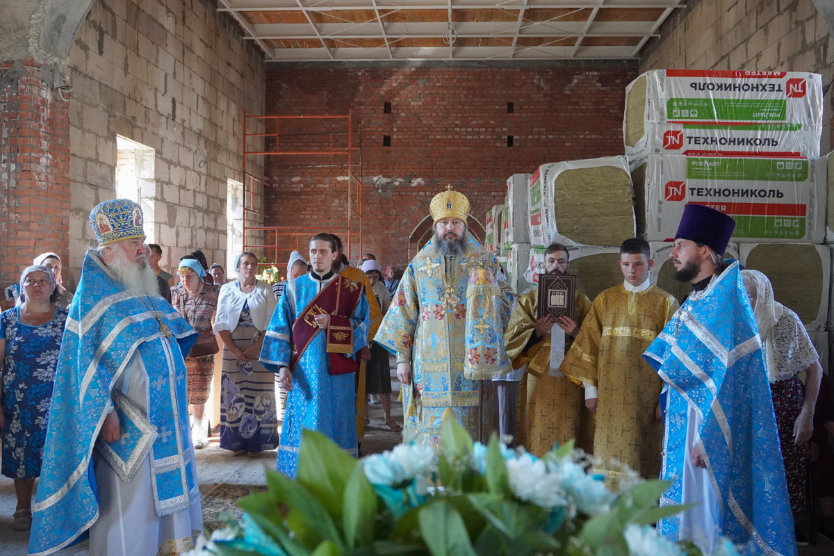 В день престольного праздника Епископ Варфоломей совершил Божественную литургию в храме в честь иконы Божией Матери «Троеручица» г.Балаково