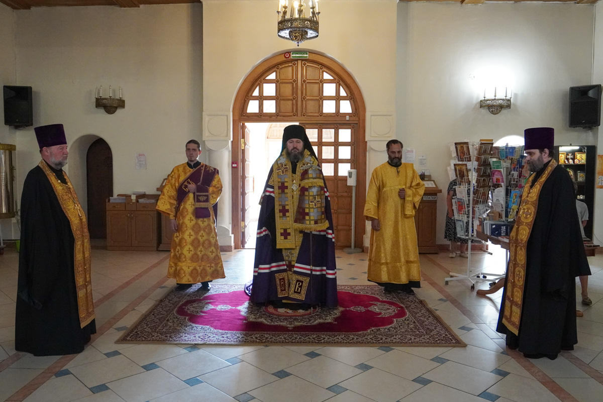 Епископ Варфоломей совершил всенощное бдение в Свято-Троицком кафедральном соборе г.Балаково