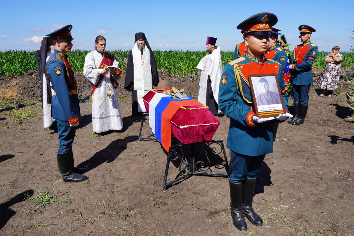 Епископ Варфоломей совершил литию по солдату ВОВ в селе Матвеевка Балаковского района