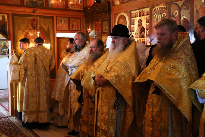 Благочинный Балаковского округа принял участие в Божественной литургии по древнерусскому богослужебному чину
