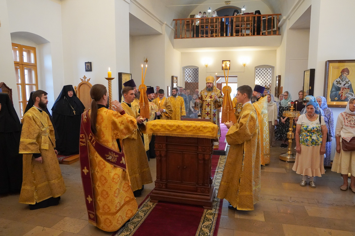 Епископ Варфоломей совершил всенощное бдение в Свято-Никольском женском монастыре п. Монастырский