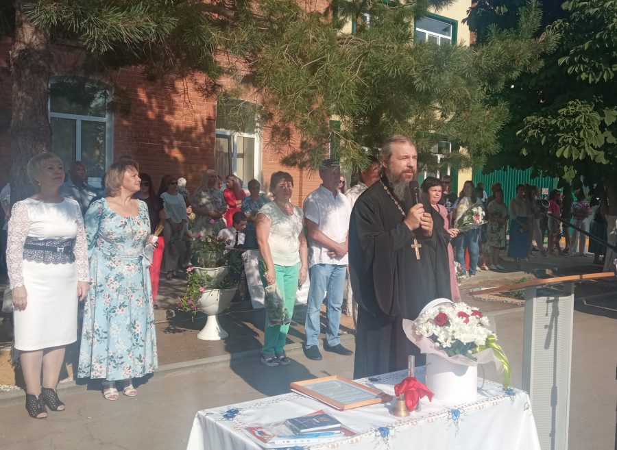 Священники Балаковской епархии посетили торжественные линейки ко Дню знаний