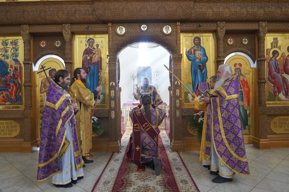 В праздник Воздвижения Креста Господня епископ Варфоломей совершил Божественную литургию в Свято-Троицком кафедральном соборе г. Балаково