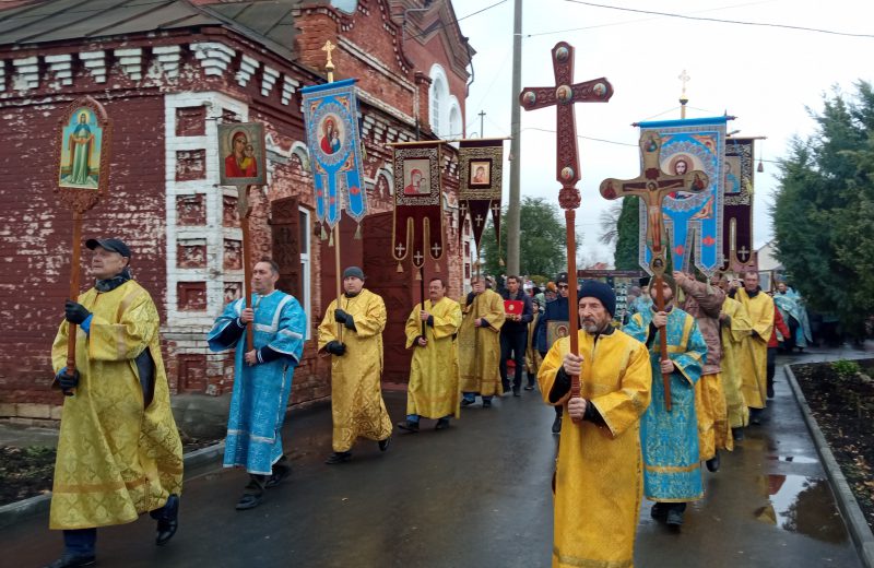 В день празднования Казанской иконе Божией Матери в Пугачеве состоялся крестный ход