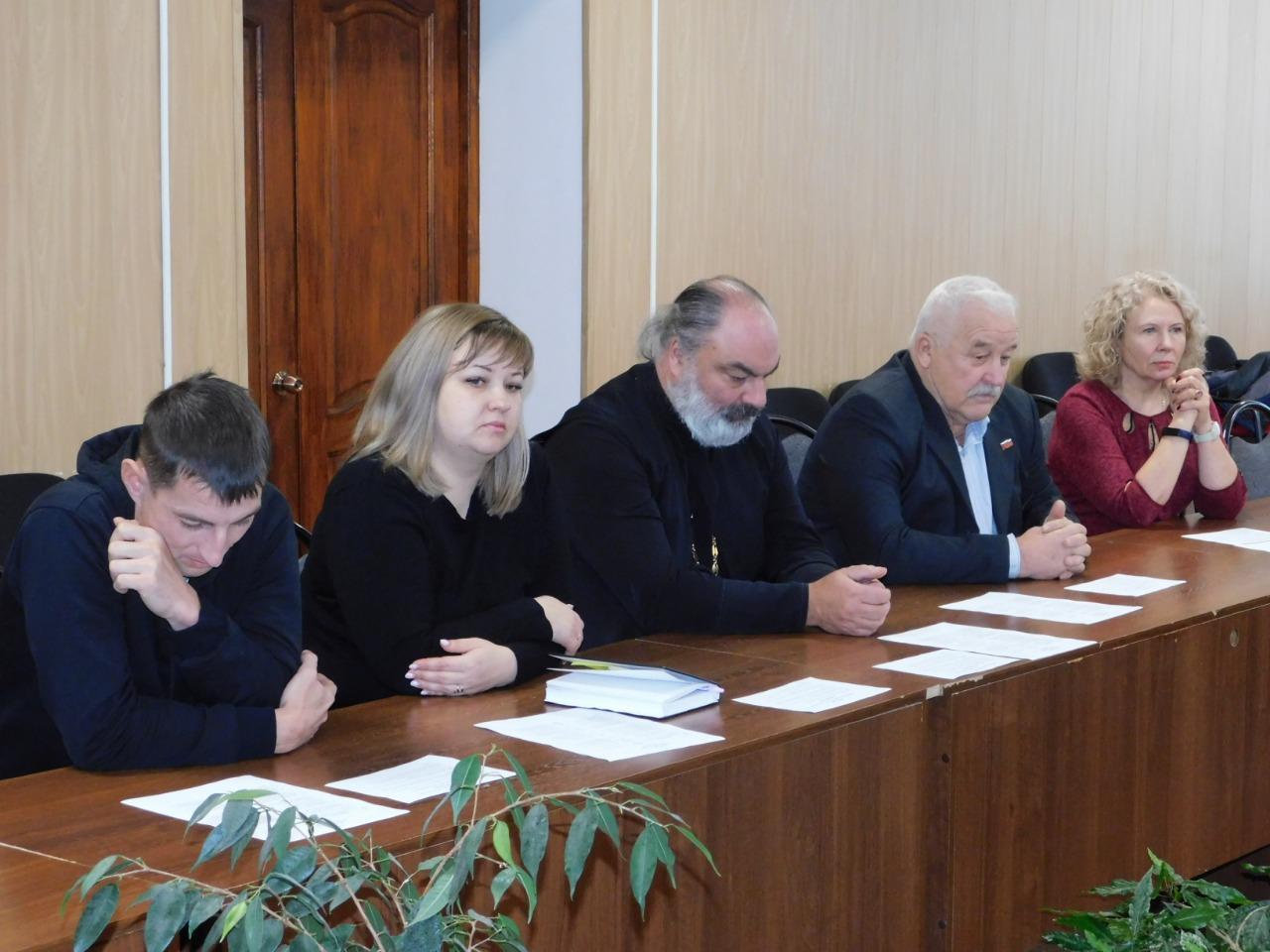 Настоятель храма р. п. Духовницкое принял участие в заседании Общественного совета