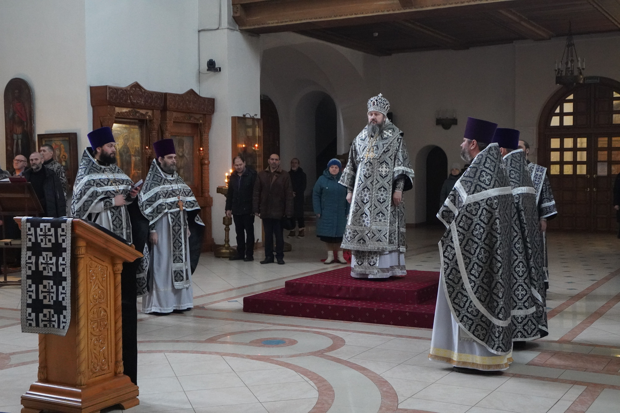 Епископ Варфоломей совершил Литургию Преждеосвященных Даров в Свято-Троицком кафедральном соборе г.Балаково