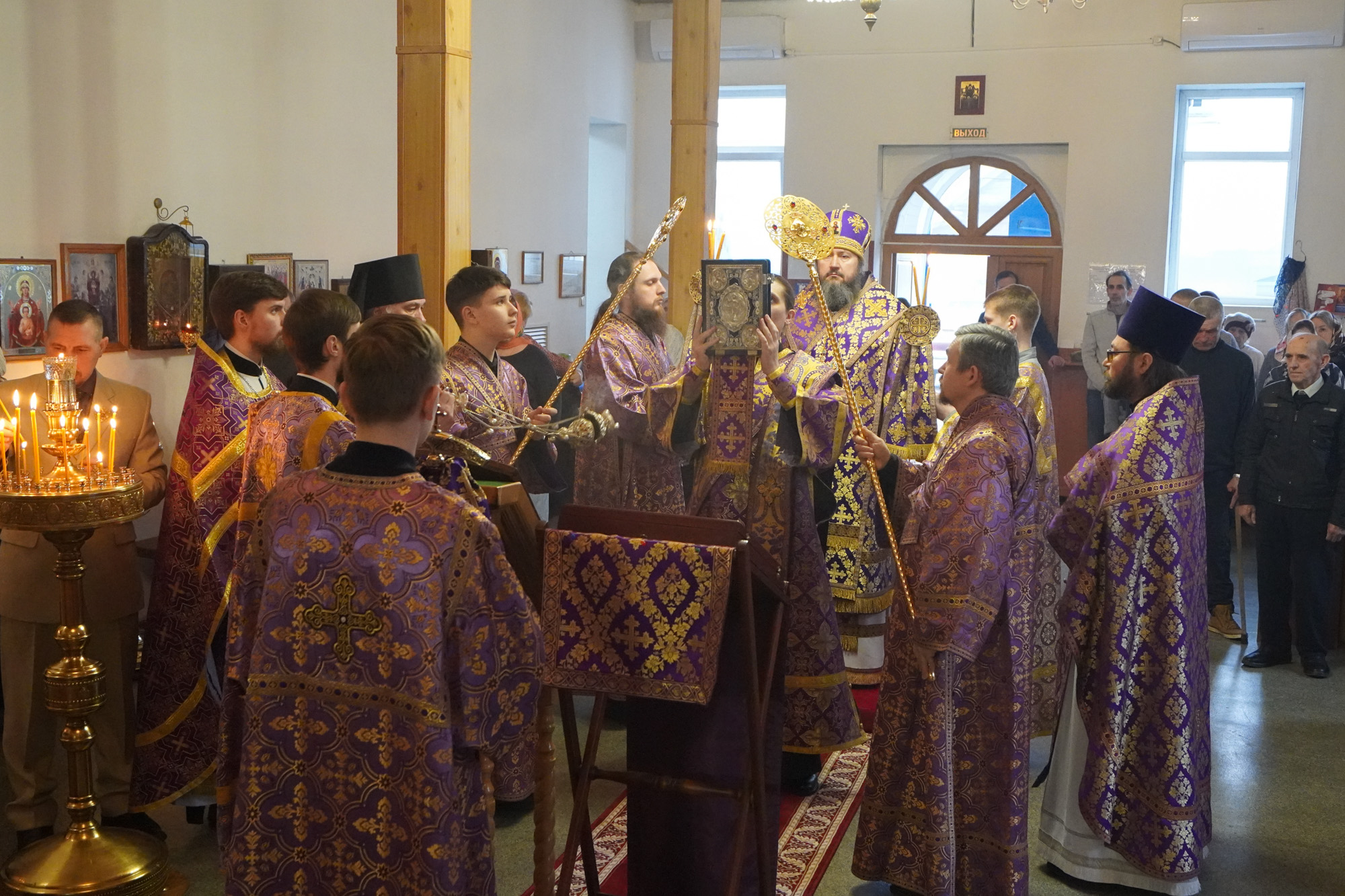 Епископ Варфоломей совершил Божественную литургию в храме в честь Казанской иконы Божией Матери г. Балаково