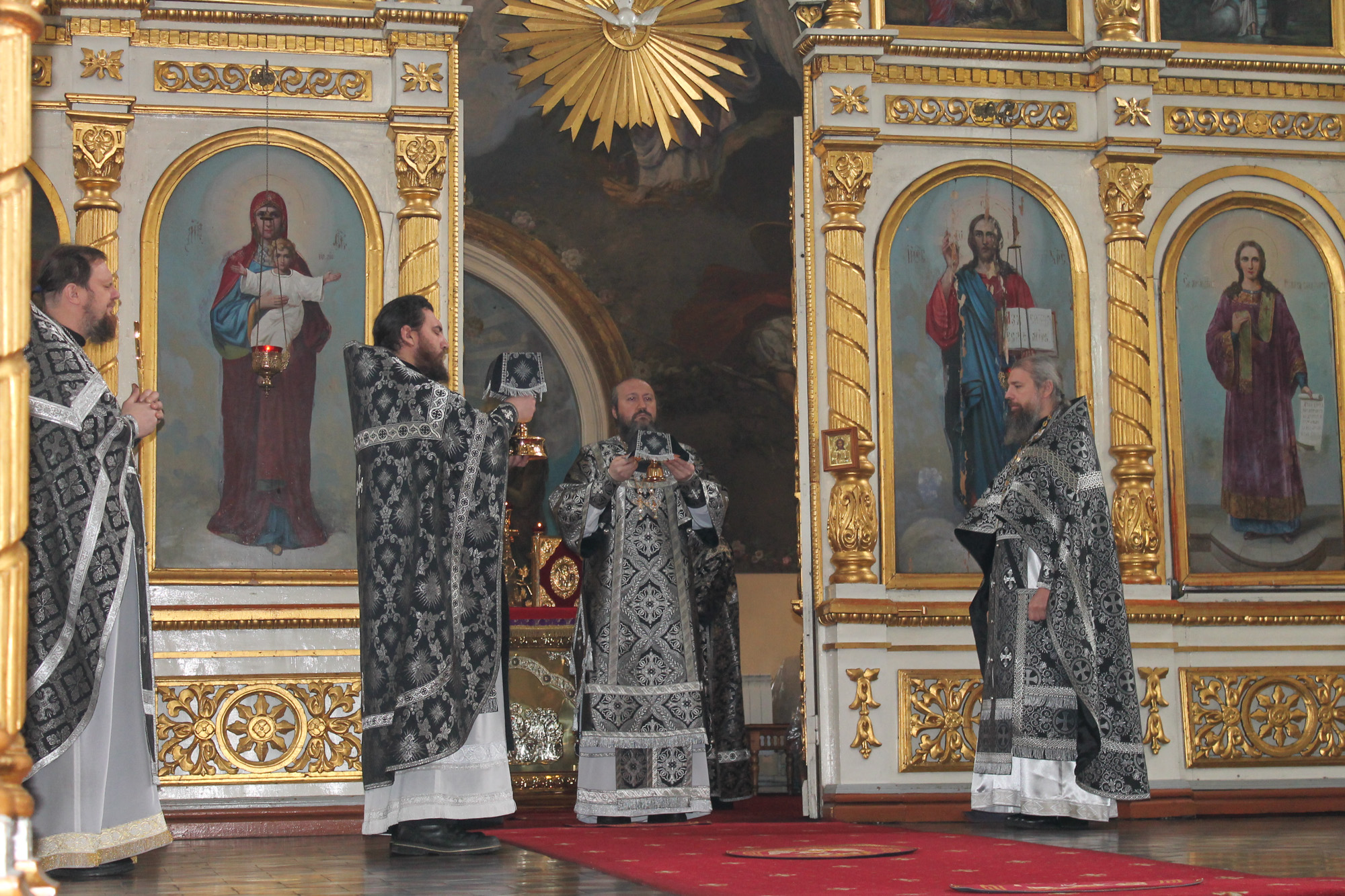Епископ Варфоломей совершил Литургию Преждеосвященных Даров в соборном храме Воскресения Христова г.Пугачева
