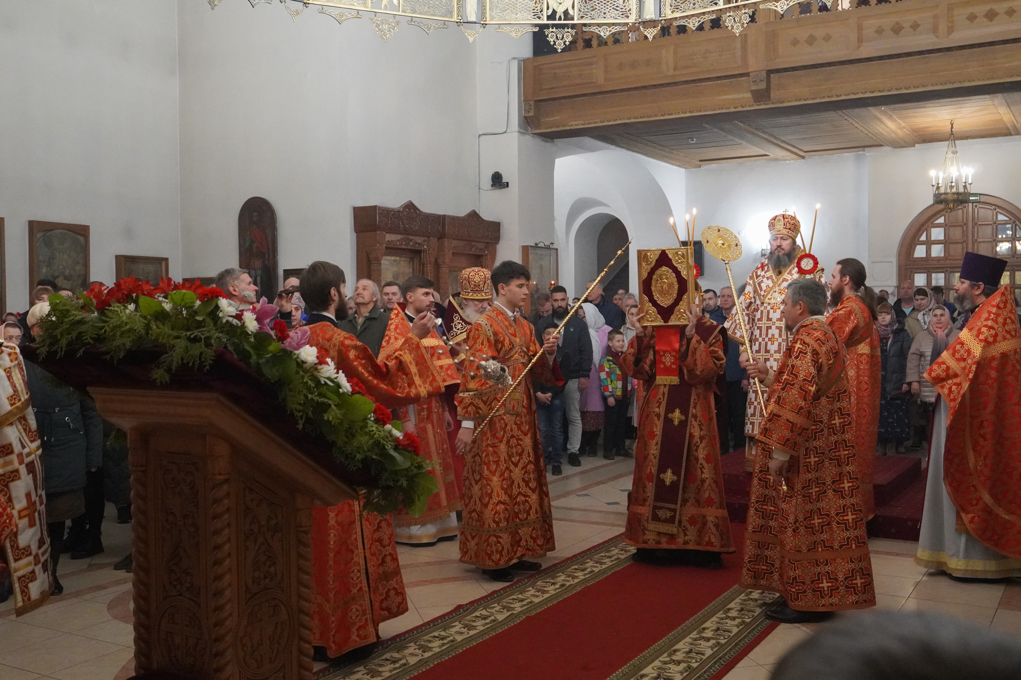 Видеосюжет пасхального богослужения в Свято-Троицком кафедральном соборе г. Балаково