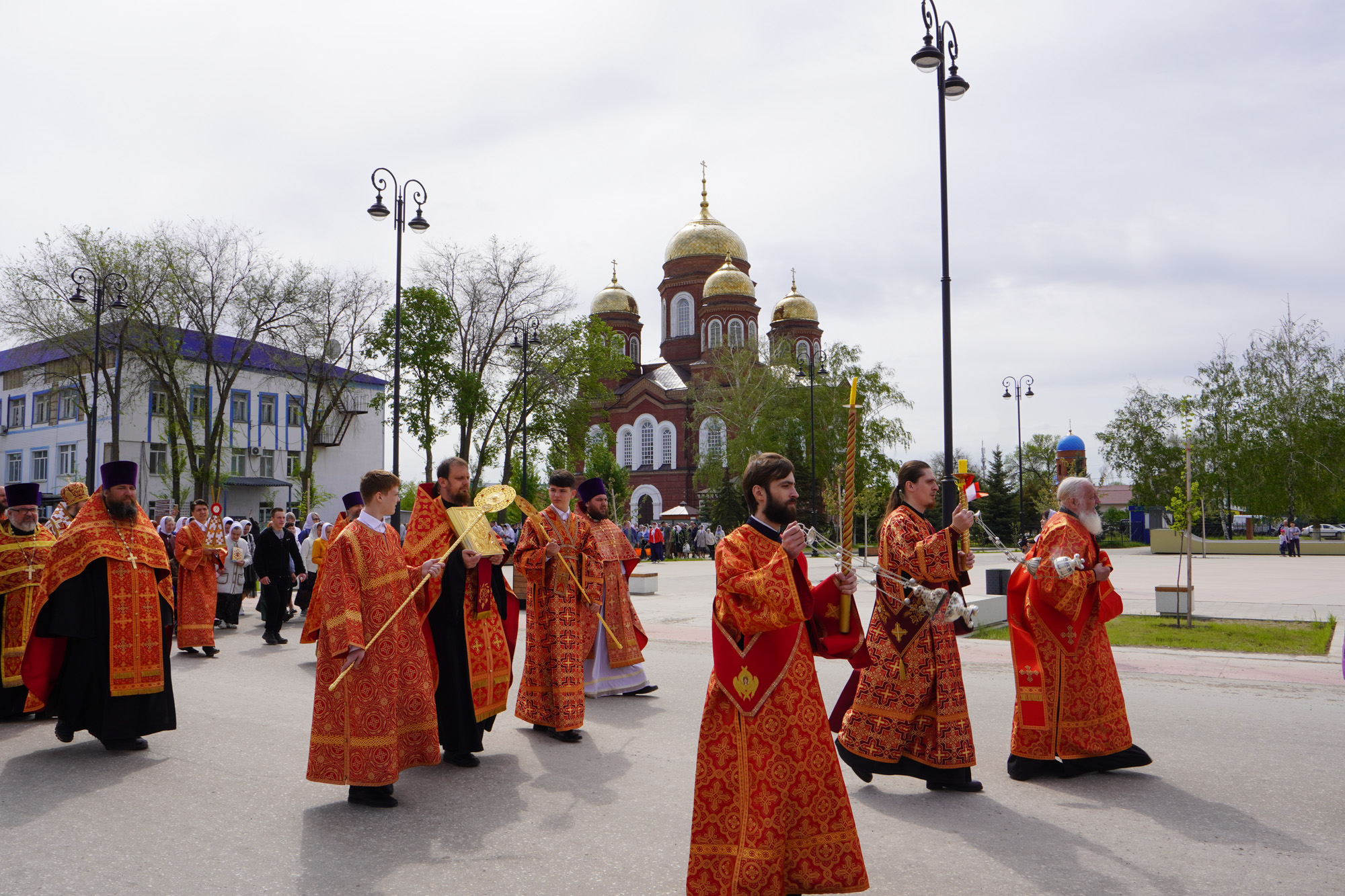 Видео Божественной литургии в храме Воскресения Христова г. Пугачева и крестного хода по улицам города