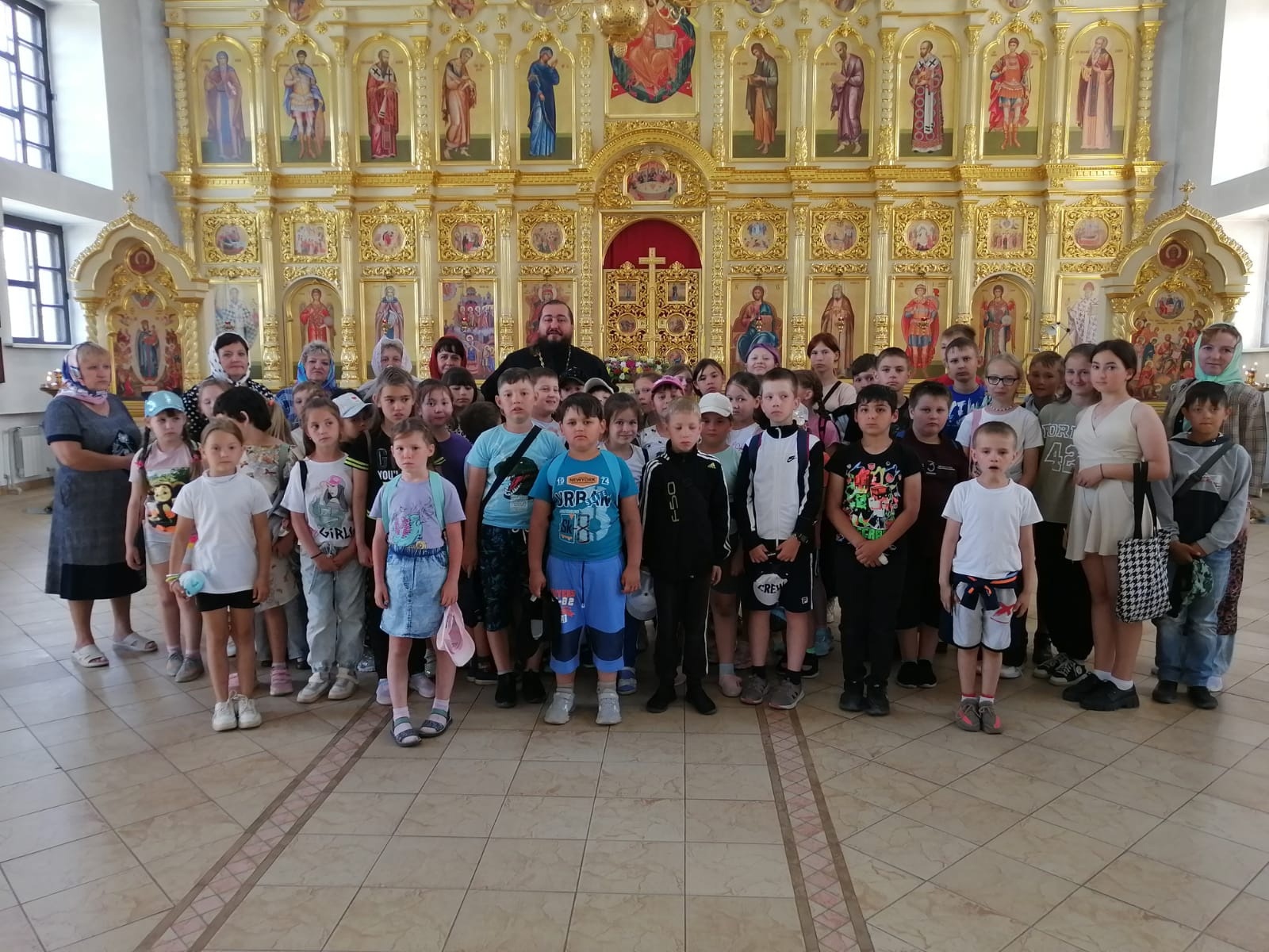 Воспитанники школьной летней площадки посетили храм в честь иконы Божией Матери «Державная» п. Горный