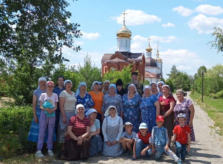 Паломники из Перелюба потрудились в Свято-Никольском женском монастыре п. Монастырский