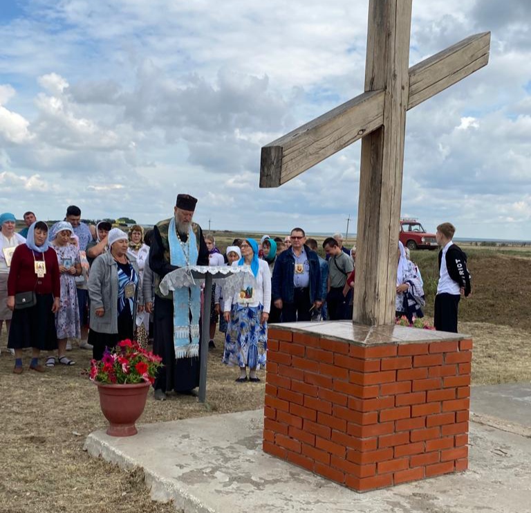 В посёлке Октябрьский Перелюбского района состоялся крестный ход к Поклонному кресту