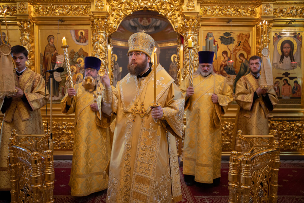 Митрополит Игнатий совершил всенощное бдение в Свято-Троицком кафедральном соборе г. Саратова