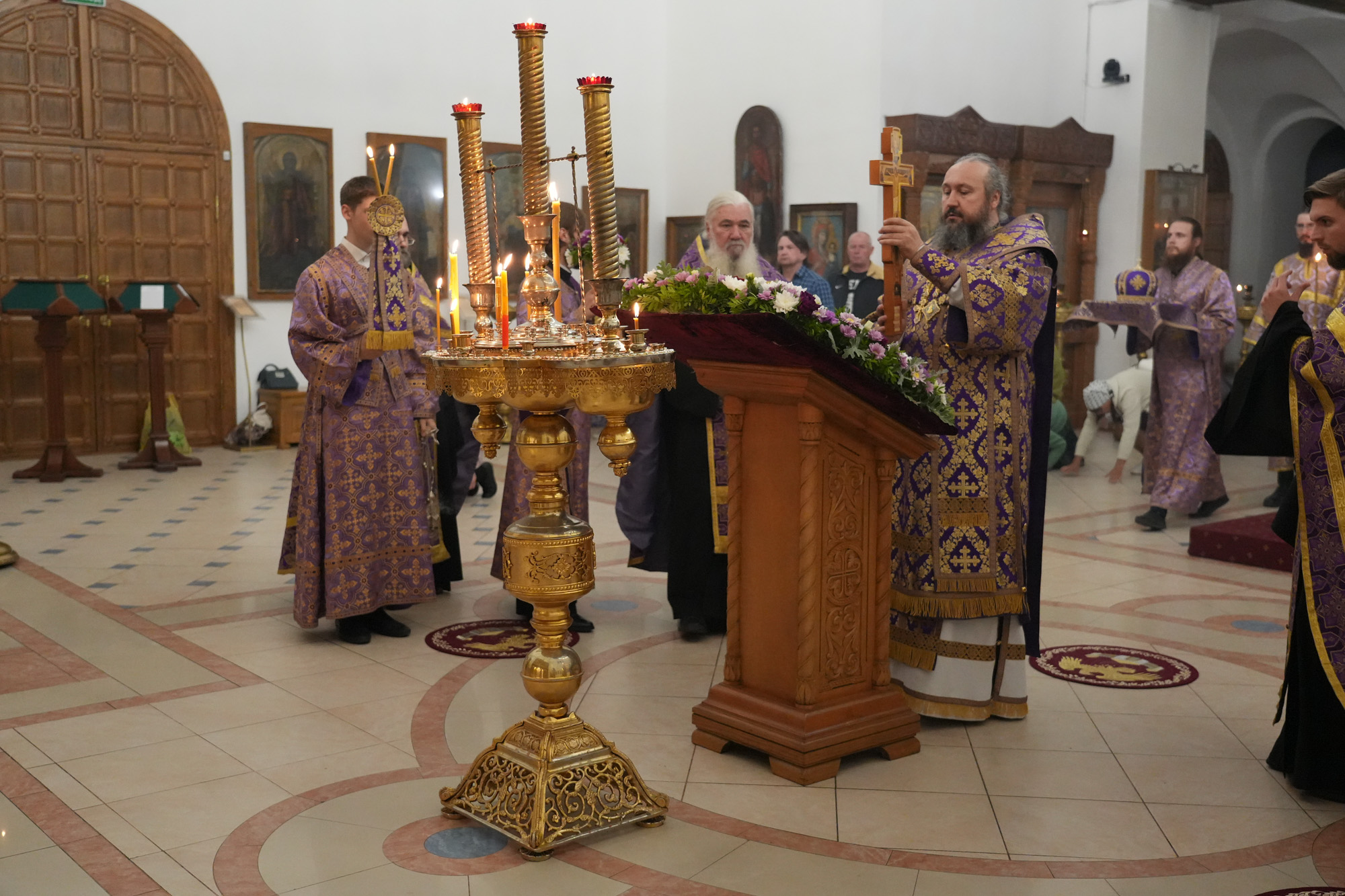 Епископ Варфоломей совершил всенощное бдение с чином выноса Креста в Свято-Троицком кафедральном соборе г. Балаково