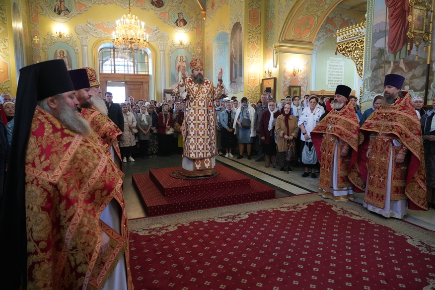 Епископ Варфоломей совершил Божественную литургию в Покровском соборе города Саратова