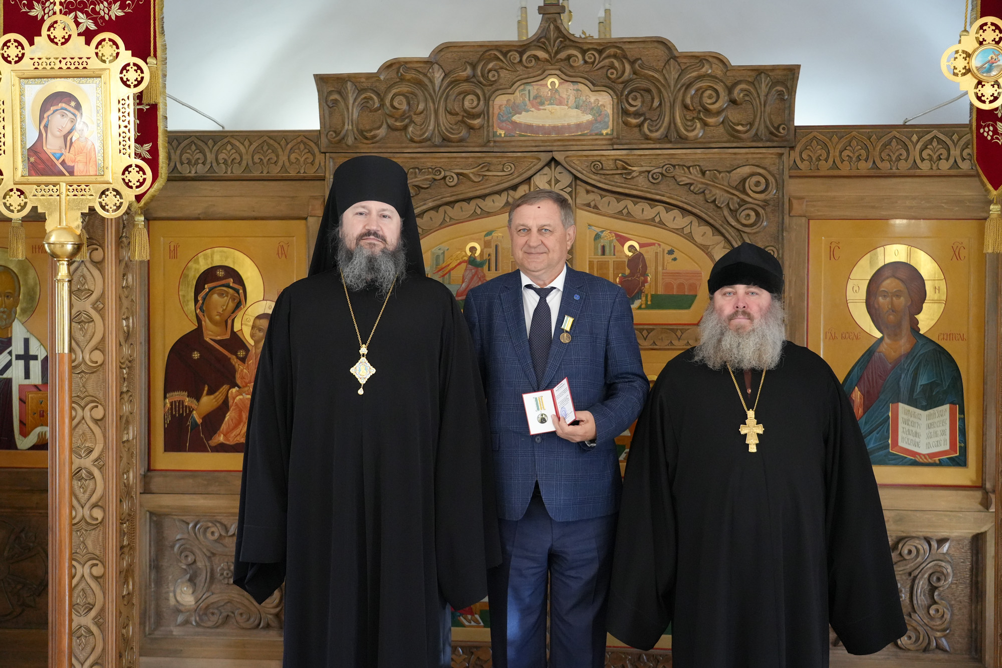 Епископ Варфоломей вручил епархиальную медаль директору Балаковской АЭС Валерию Бессонову