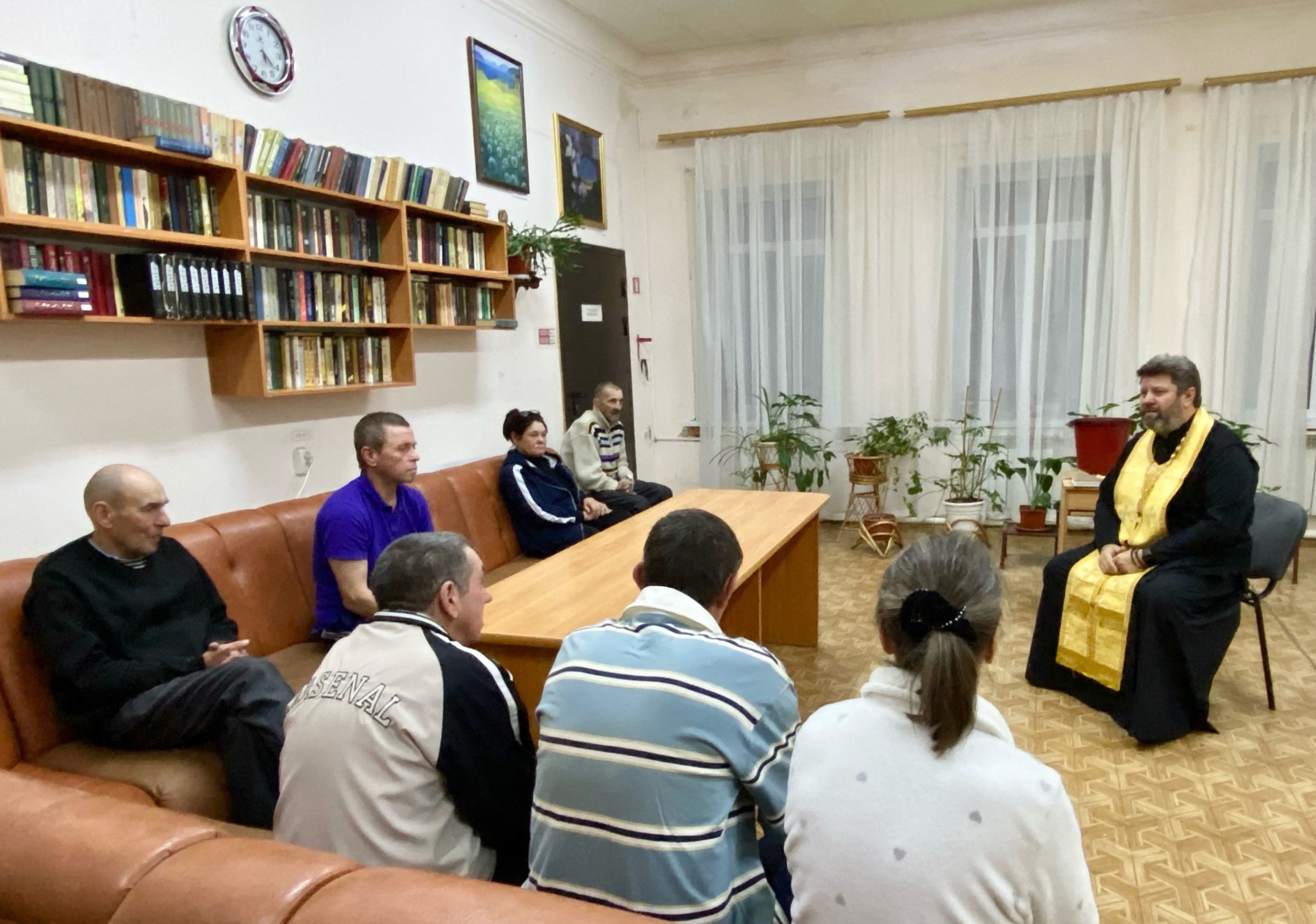Священник провел беседу в Балаковском центре для лиц без определенного места жительства