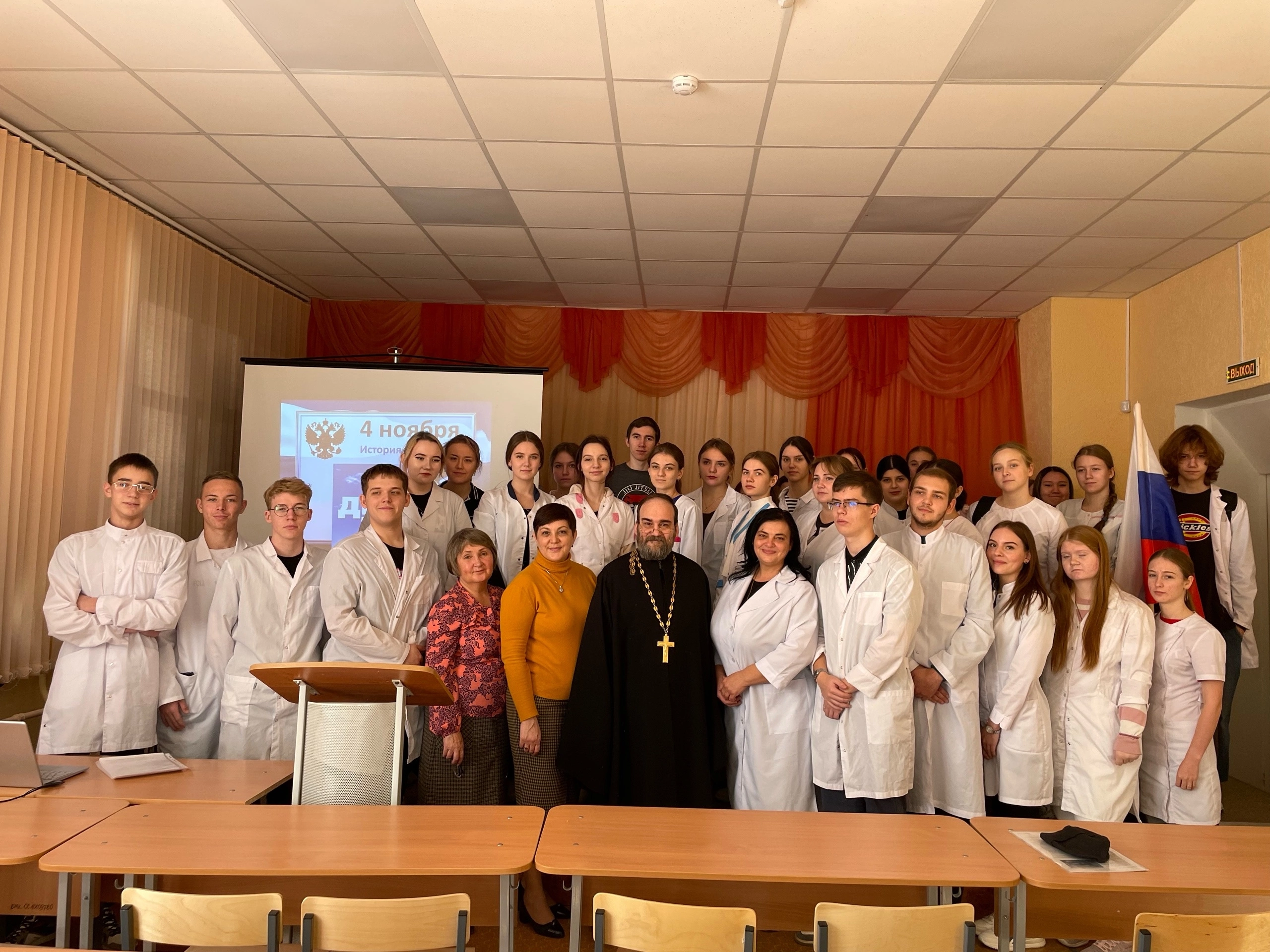 Священник провел беседы со студентами Балаковского медицинского колледжа и Балаковского политехнического техникума