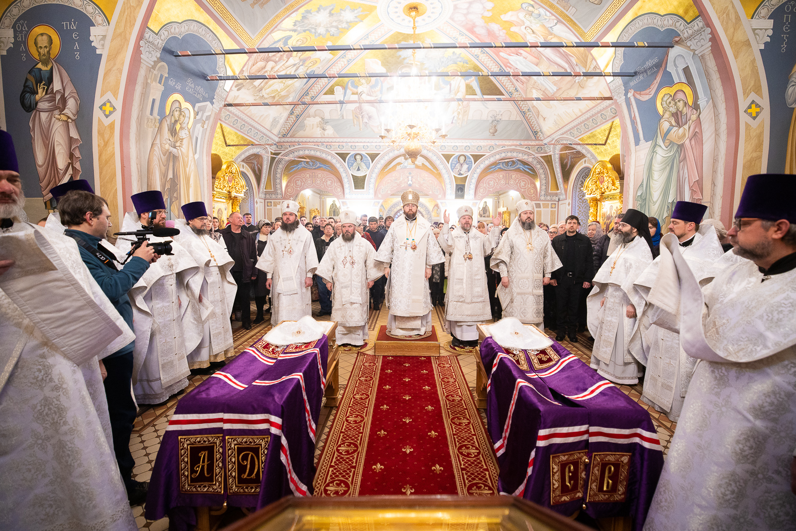Телестудия Саратовской митрополии подготовила запись богослужения с упокоением саратовских святителей в Свято-Троицком соборе