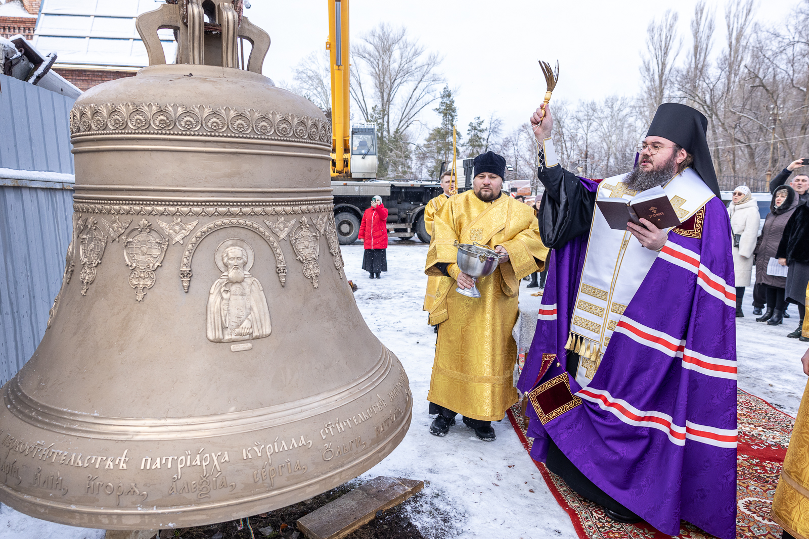 Епископ Фома освятил колокола для строящегося в Покровске Преображенского храма