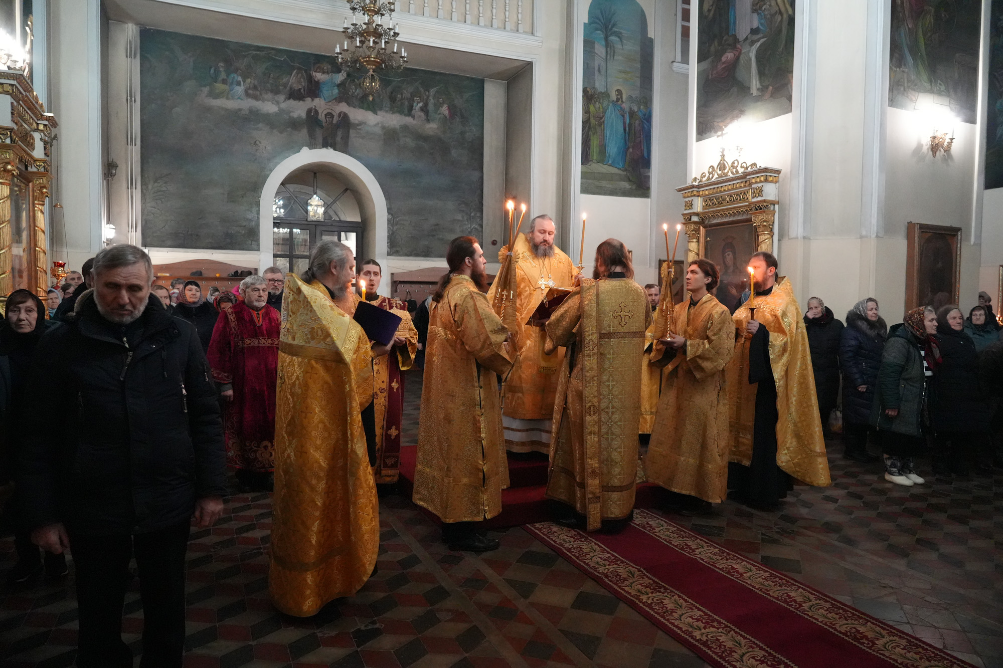 Епископ Варфоломей совершил всенощное бдение в Свято-Воскресенском соборном храме г. Пугачёва