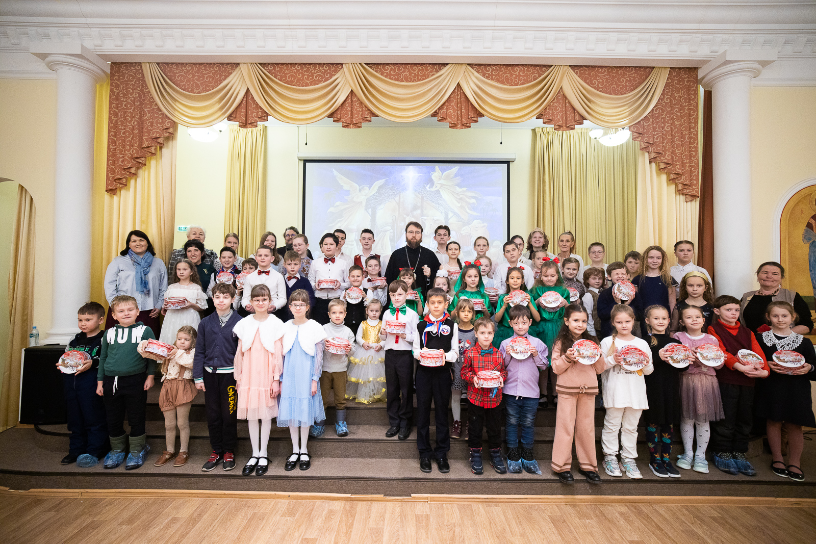 Митрополит Игнатий посетил зимний отчетный концерт вокалистов Центра по развитию детского и юношеского творчества при СПДС
