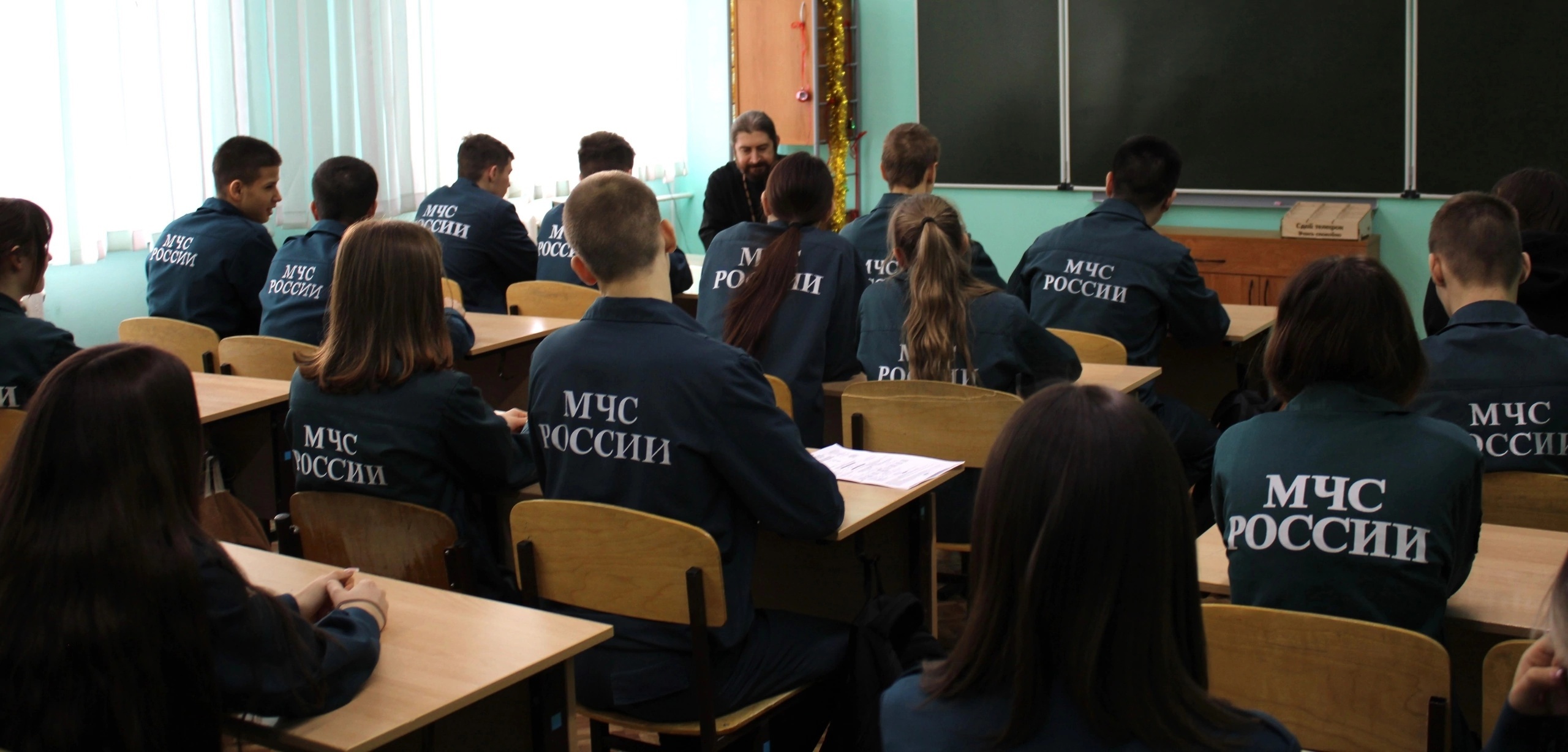Священник провел беседу с учащимися школы п. Михайловский