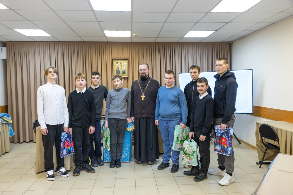 В рамках фестиваля «Сретение духовное» в Покровской епархии прошел межблагочиннический конкурс алтарников