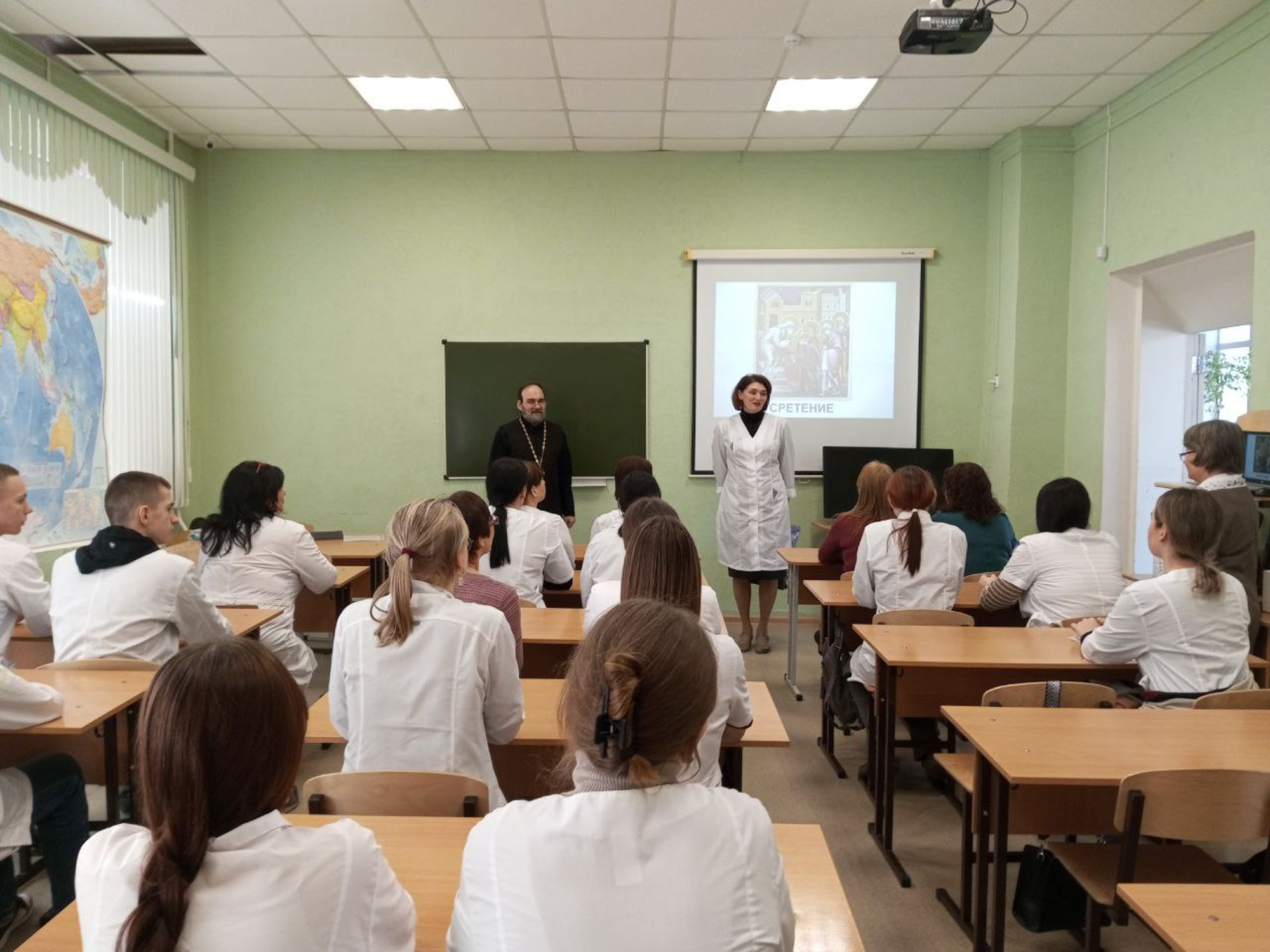 Прошла встреча священника со студентами Балаковского медицинского колледжа