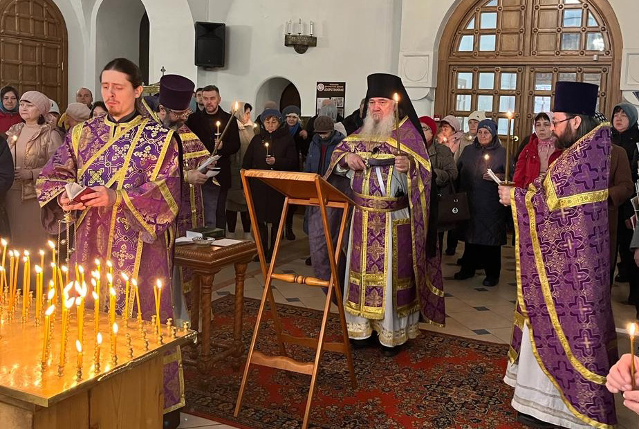 На девятый день с момента трагедии в Красногорске в храмах Балаковской епархии почтили память погибших