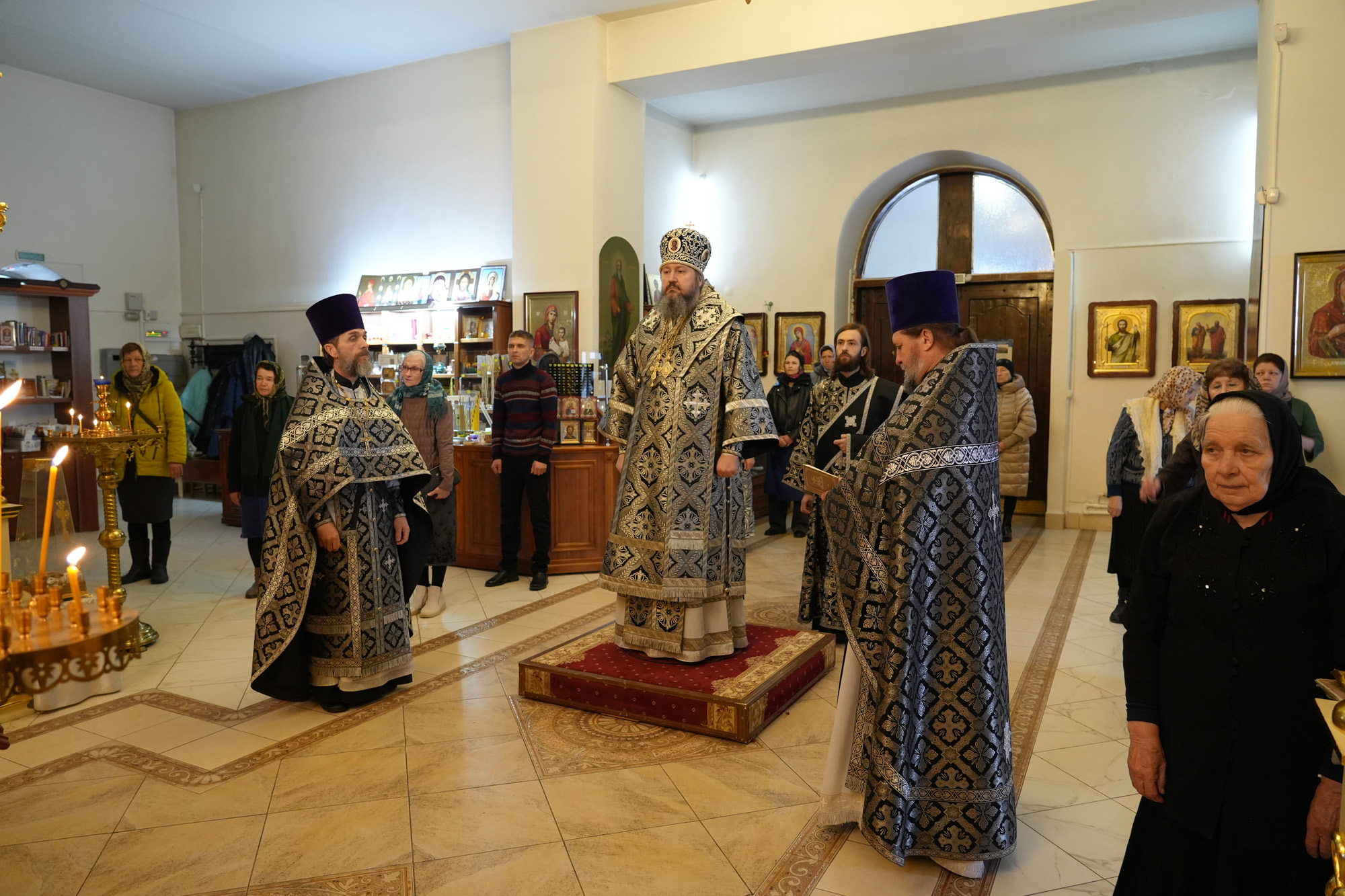 Епископ Варфоломей совершил Литургию Преждеосвященных Даров в Свято-Андреевском храме г. Маркса