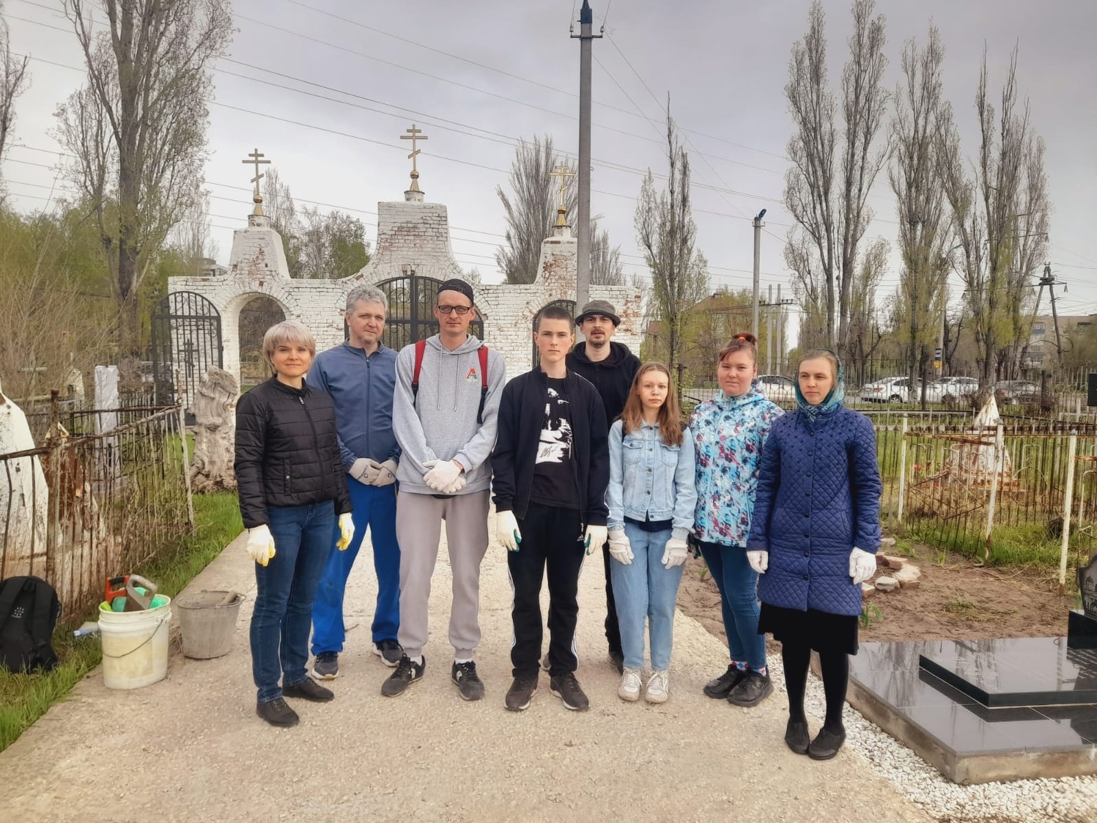 Волонтеры православных обществ г. Балаково провели уборку старого городского кладбища