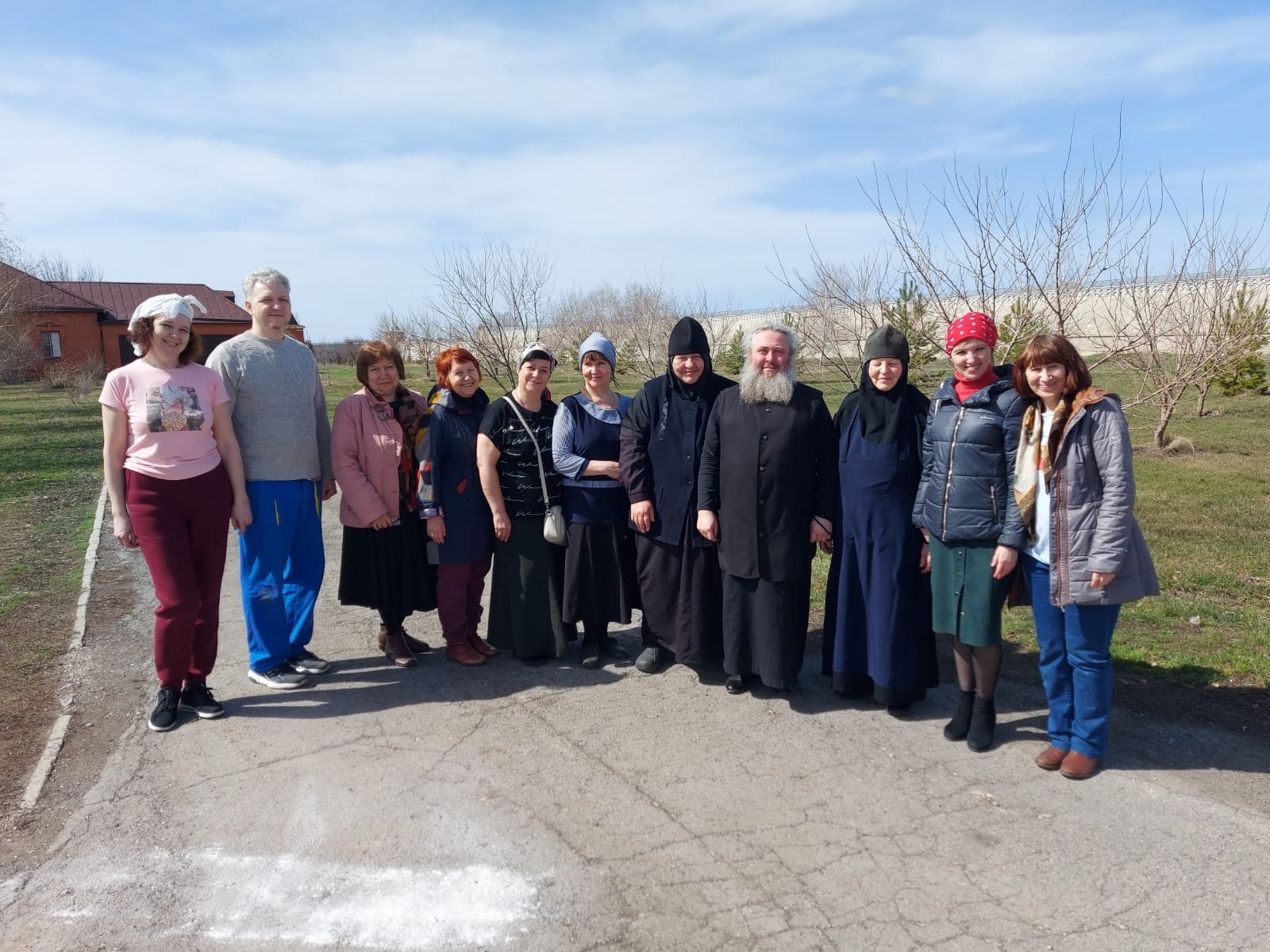 Волонтеры общества «БлагоДарю 64» потрудились в Свято-Никольском монастыре