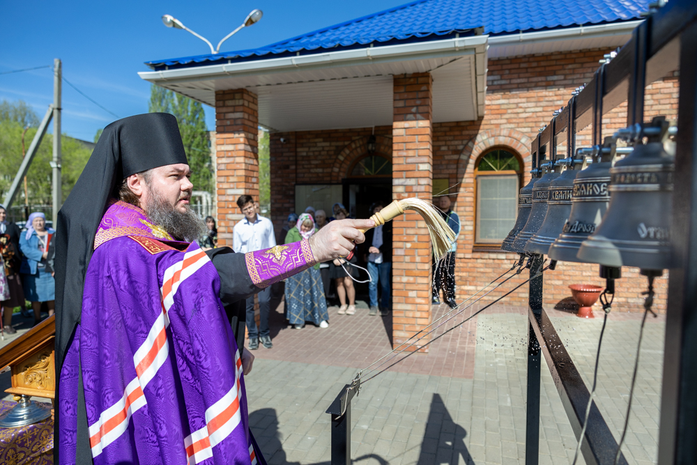 Епископ Фома совершил чин освящения колоколов храма во имя равноапостольных царя Константина и царицы Елены