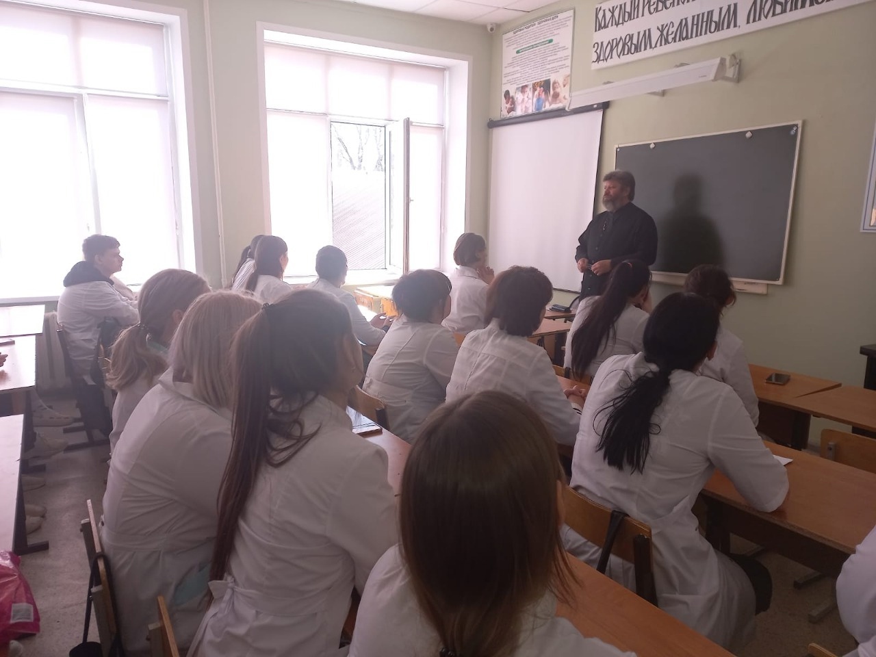 Священник встретился со студентами Балаковского медицинского колледжа