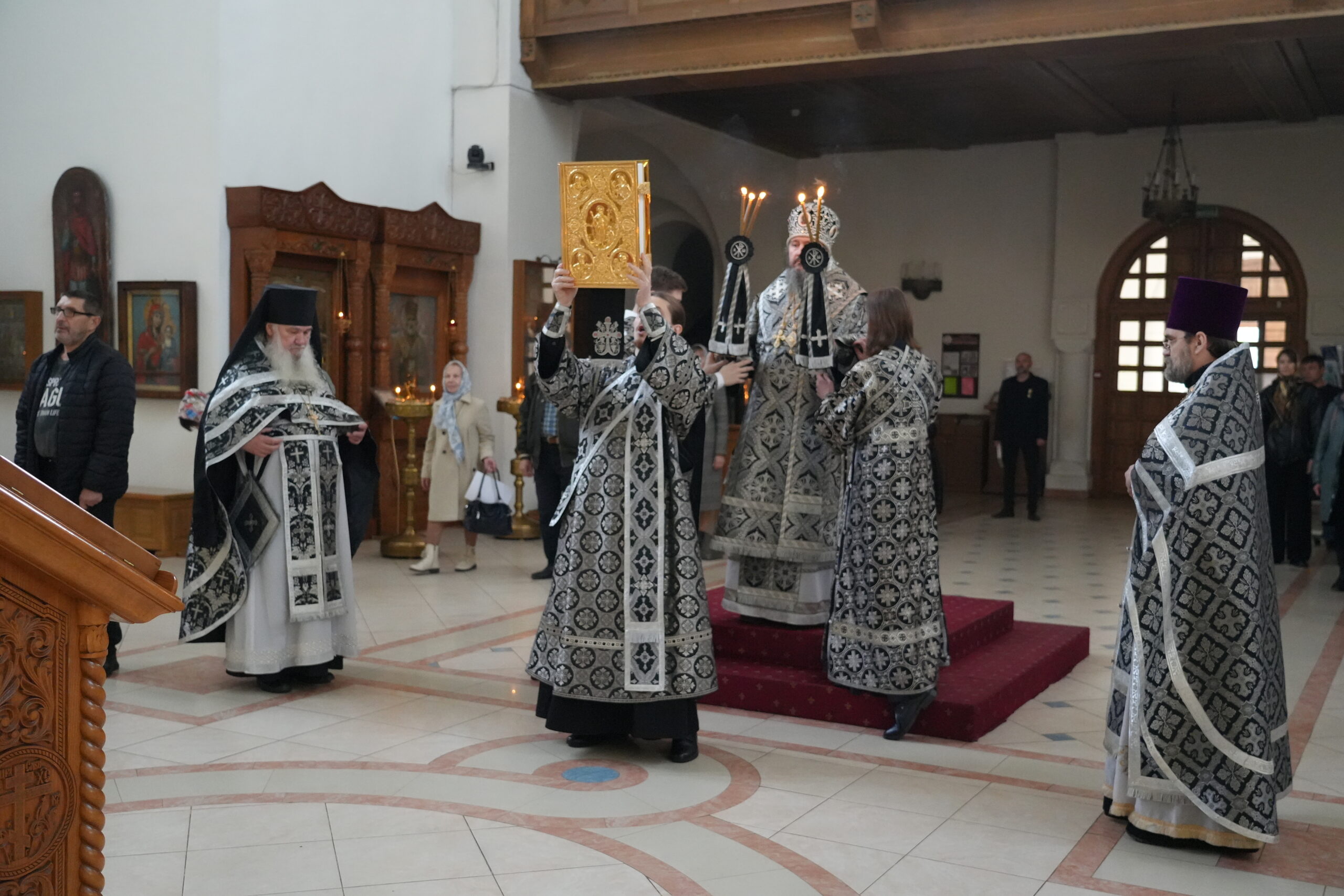 Епископ Варфоломей совершил Литургию Преждеосвященных Даров в Свято-Троицком кафедральном соборе г. Балаково