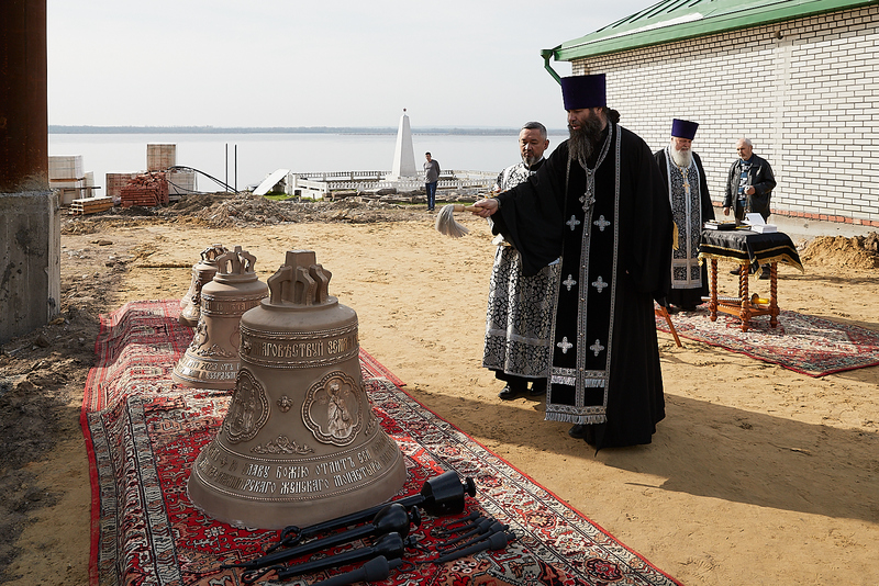 Совершен чин освящения колоколов для строящегося храма во имя преподобного Иоанна Рыльского в селе Рыбное Вольского района