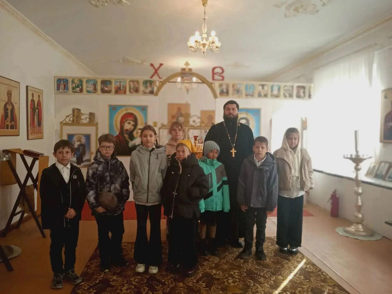 Для учащихся школ проведены экскурсии в храм и беседы